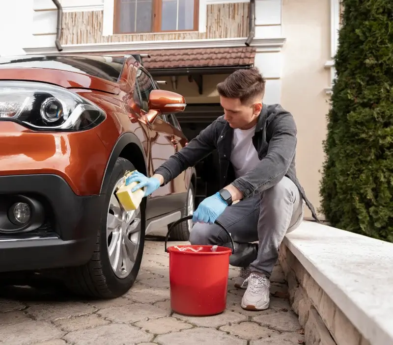 Lavage auto à domicile Garnat-sur-Engièvre : professionnel intervenant sur un véhicule